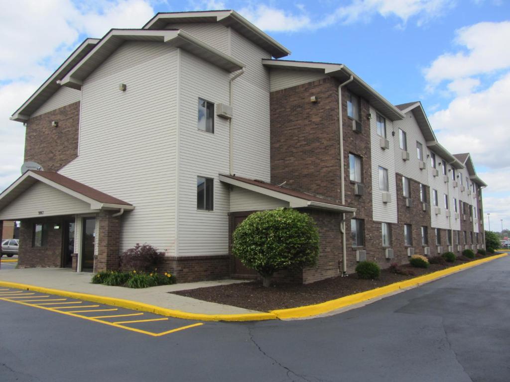 American Inn & Suites Metro Airport image 7